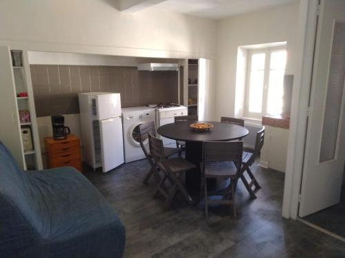 Il comprend une cuisine équipée d'une table et de chaises. dans l'établissement APPARTEMENT 6 PERSONNES, à Port-la-Nouvelle
