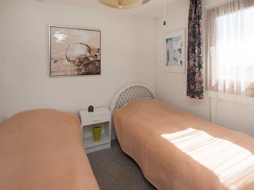 a small bedroom with a bed and a window at Panoramic Cottage Retreat-By Traum in Hejls