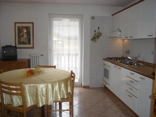 Appartamenti Villa Mariaにあるキッチンまたは簡易キッチン