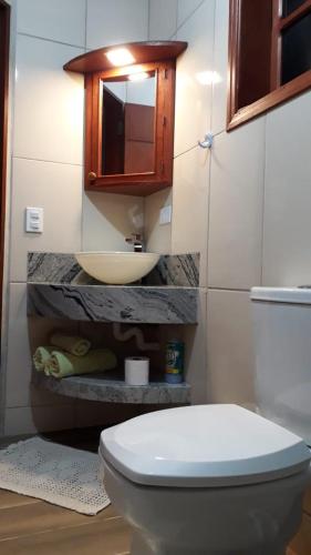 a bathroom with a toilet and a sink at Villa de Chino in Monte Verde