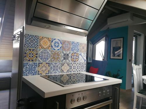 Argostoli loft في أرغوستولي: مطبخ به بلاط ازرق وابيض على الحائط