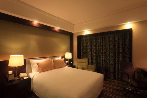 Leeden Hotel Guangzhou tesisinde bir odada yatak veya yataklar