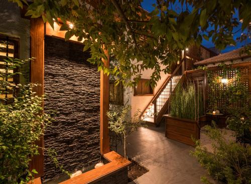 an outdoor walkway with a stone wall and stairs at Esencia Hotel Boutique in Viña del Mar