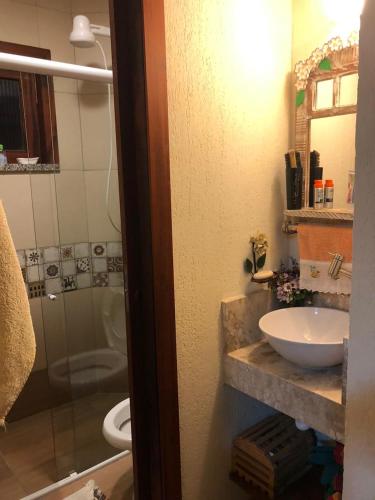 a bathroom with a sink and a toilet and a shower at CHALÉ RECANTO SAGRADO( MONTE VERDE) in Guaramiranga