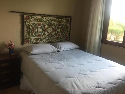 Un pat sau paturi într-o cameră la CHALÉ RECANTO SAGRADO( MONTE VERDE)