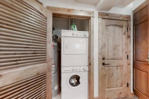 - Lavadora y secadora en una habitación con puerta en Spa at Storm Meadows - Chamonix III, en Steamboat Springs