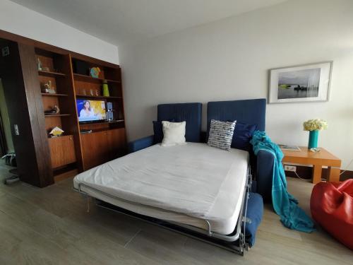una camera da letto con un letto e una libreria di Tróia Dreams a Tróia