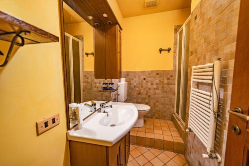 a bathroom with a sink and a toilet at Arzigà in Chieri