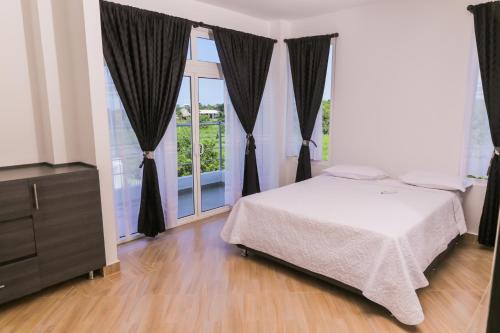 Кровать или кровати в номере VILLA MANDALAY