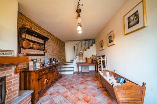 une cuisine avec un mur en briques et un escalier dans l'établissement Arzigà, à Chieri