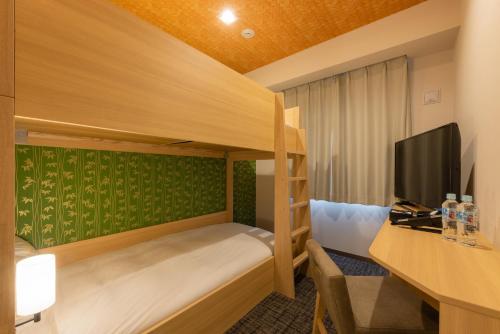 Una televisión o centro de entretenimiento en Tosei Hotel Cocone Asakusa Kuramae