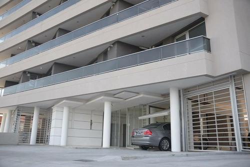 a car parked in a parking lot in a building at Departamentos Eneas Frente al Mar in Mar del Plata