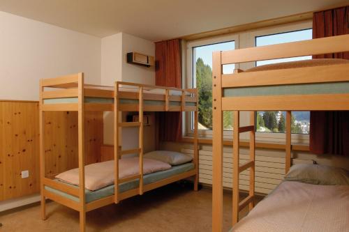 Posteľ alebo postele v izbe v ubytovaní Davos Youth Hostel