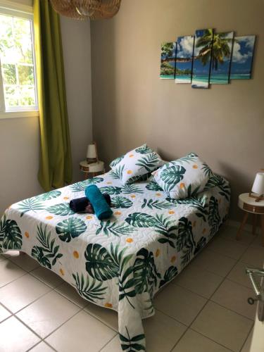 Bett mit ausgestopftem Tier in einem Schlafzimmer in der Unterkunft Villa Casa Ti Choul in Rivière-Pilote
