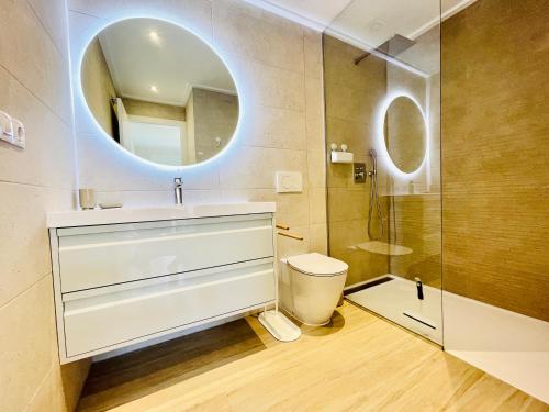 ein Badezimmer mit Waschbecken und Spiegel in der Unterkunft Azul in Orihuela