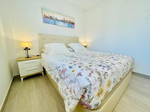 ein Schlafzimmer mit einem Bett und einem Nachttisch mit einer Lampe in der Unterkunft Azul in Orihuela