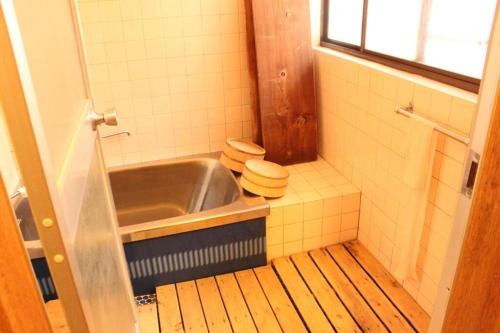 a bathroom with a toilet and a bath tub at 百笑宿場couch in Motosu