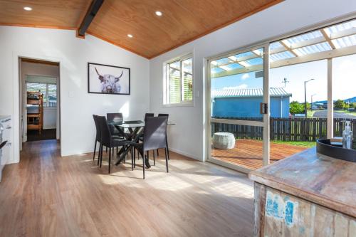 Μπαλκόνι ή βεράντα στο Our Kiwi Whanga Bach - Whangamata Holiday Home
