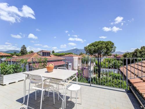 比薩的住宿－Belvilla by OYO Villa Lazzarino，阳台的庭院配有白色的桌椅