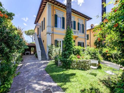 Belvilla by OYO Villa Lazzarino في بيزا: اطلالة خارجية على منزل مع حديقة
