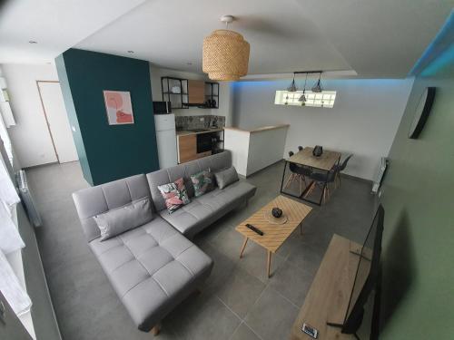 une vue aérienne d'un salon avec un canapé et une table dans l'établissement Ô'Bon'Coin By Audrey & Thomas, à Provin