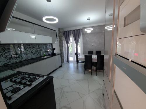 Kuchyňa alebo kuchynka v ubytovaní TJ Apartment