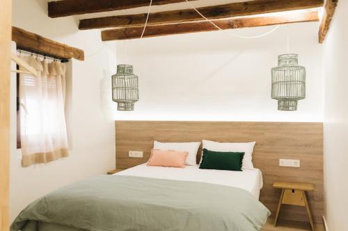 um quarto com uma cama e duas gaiolas na parede em Apartaments la Rambla - Esperó de Bolós - 4 pers em Cornudella