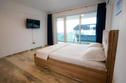 a bedroom with a large bed with a window at HOME FOR SEVEN in Mamaia Sat/Năvodari