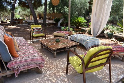 Κήπος έξω από το Glamping at a Lovely Tent in Skiaxtro- Marathopoli