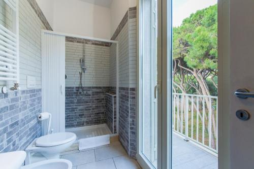 ein Bad mit WC und einen Balkon in der Unterkunft Pepe Nero Relax in Follonica