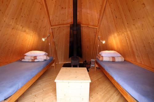 Säng eller sängar i ett rum på Saiva Camping & Stugby