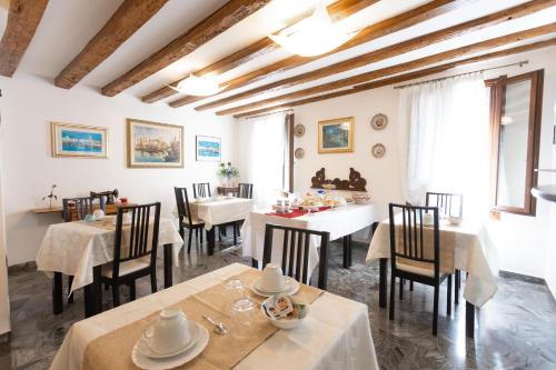 Reštaurácia alebo iné gastronomické zariadenie v ubytovaní B&B Antico Orologio