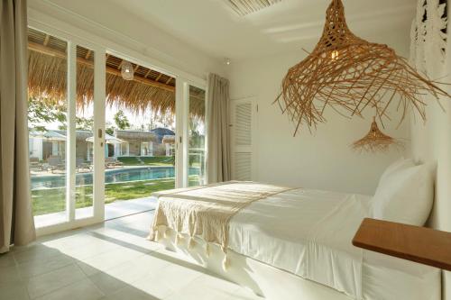 Tempat tidur dalam kamar di The Bingin Beach Villas' Bungalow Resort