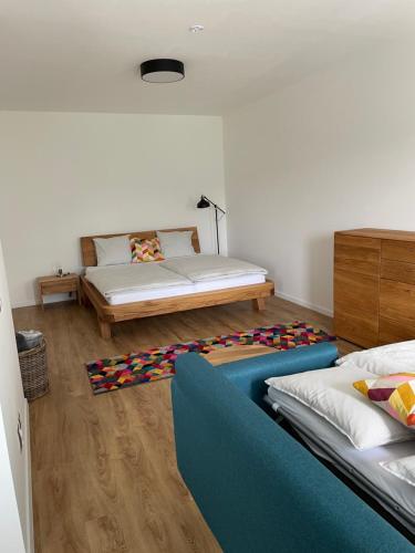 ein Schlafzimmer mit einem Bett und einem Teppich auf dem Boden in der Unterkunft Apartmán Janina in Janov nad Nisou