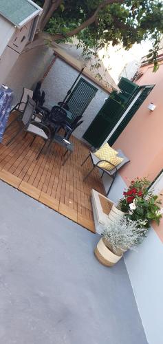 patio con tavolo e sedie su una terrazza di La casa del capitano a Levanto