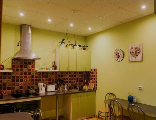 Una cocina o kitchenette en Guest house Baltika