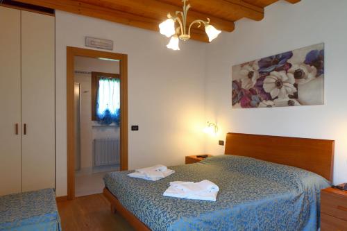 una camera da letto con due letti con asciugamani sopra di Agriturismo Moro Barel a Vittorio Veneto