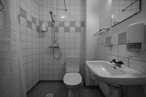 Skara Stay & Go في سكارا: حمام مع مرحاض ومغسلة