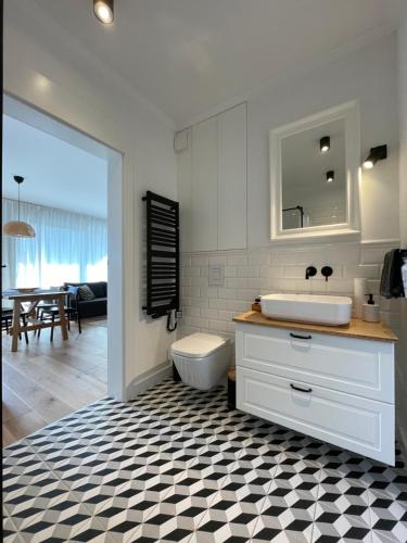 een badkamer met een wastafel en een toilet in een kamer bij Grafit in Mechelinki