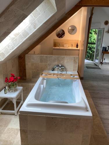 - une grande salle de bains mansardée avec baignoire dans l'établissement A 2 heures de Paris, Loft Romantique de 55 m2 en pleine nature entre campagne et mer, à Saint-Philbert-des-Champs