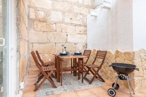 a table and chairs with a grill on a patio at Sa Marineta in Porto Cristo