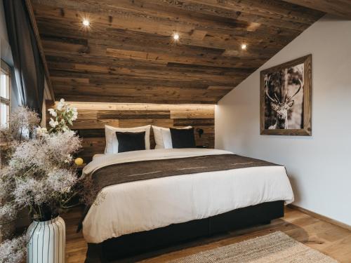 Una cama o camas en una habitación de VAYA Achensee inklusive AchenseeCard