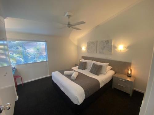 Katil atau katil-katil dalam bilik di Noosa Retreat