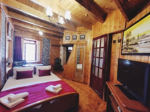 1 dormitorio con 1 cama y TV de pantalla plana en Casa di Portou No3, en La Canea