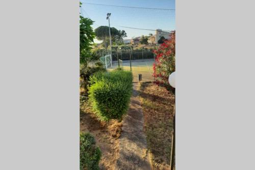a view of a tennis court with a tennis court at MaMa house in Le Castella