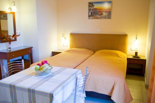 En eller flere senge i et værelse på Villa Dora