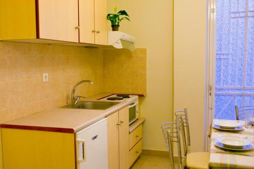 Dapur atau dapur kecil di Villa Dora