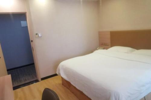Postel nebo postele na pokoji v ubytování GreenTree Inn Chengdu high-tech Development West Zone Shidai Tian Street Express Hotel