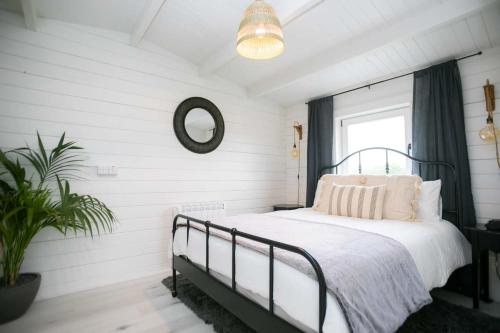 Säng eller sängar i ett rum på The Paddocks Cabin - Stylish, Cozy & Private