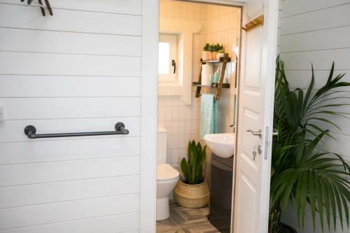 Bathroom sa The Paddocks Cabin - Stylish, Cozy & Private